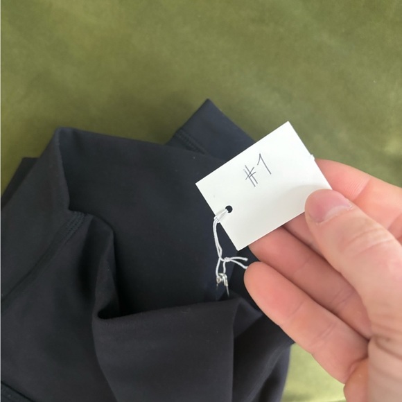 Lululemon High Rise Size 4 Full Length Luxtreme Black Leggings - Picture 4 of 9